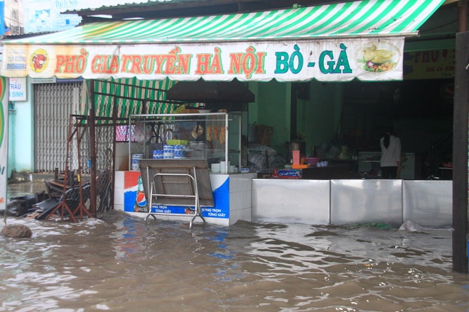 Sáng sớm người Sài Gòn đội mưa, lội nước đi làm