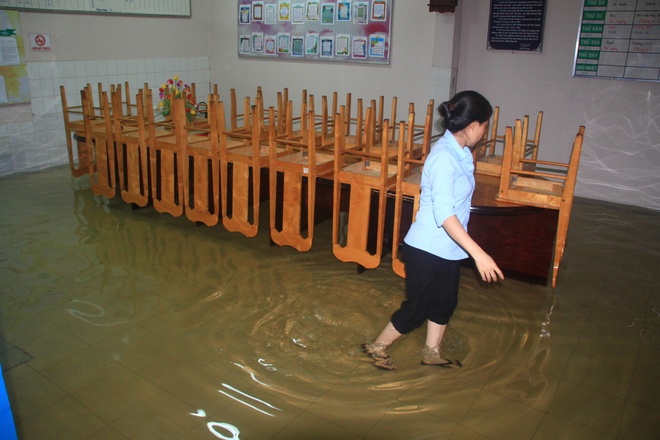 Sáng sớm người Sài Gòn đội mưa, lội nước đi làm