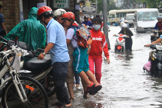 Sáng sớm người Sài Gòn đội mưa, lội nước đi làm