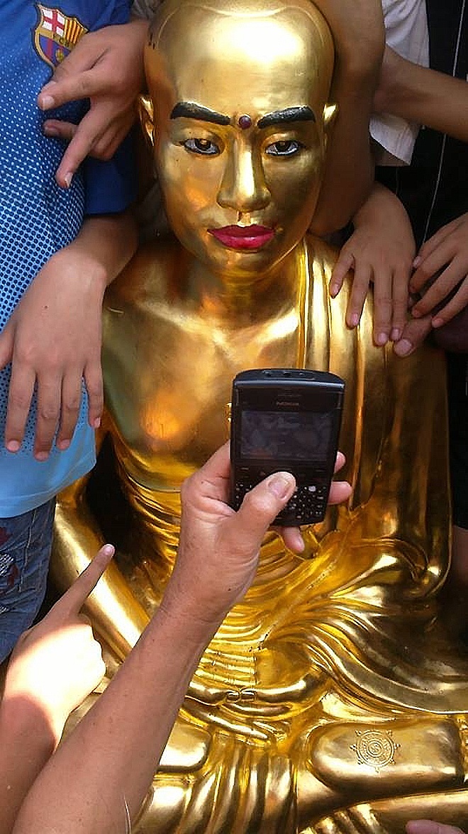 Dân bức xúc với tượng Phật mang hình sư trụ trì ở Hà Nội