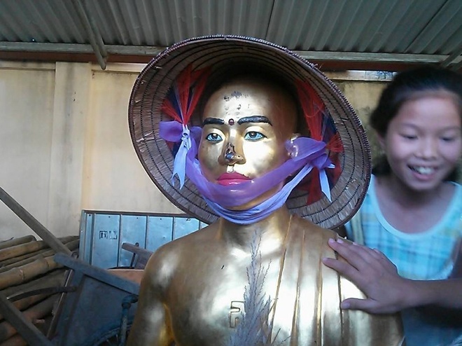 Dân bức xúc với tượng Phật mang hình sư trụ trì ở Hà Nội