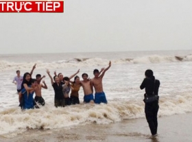 truc tiep sieu bao the ky haiyan da lam 6 nguoi chet gioi tre van lao ra bien chup anh