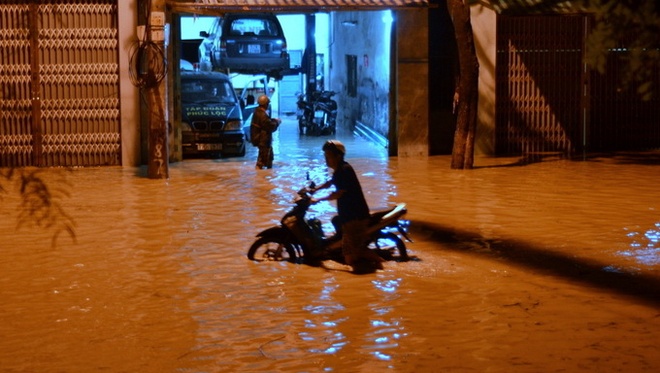 30 người chết vì mưa lũ, quốc lộ 1 bị chia cắt