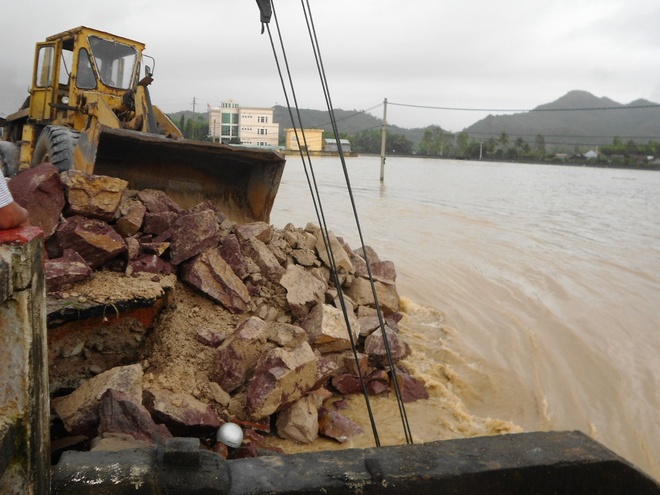30 người chết vì mưa lũ, quốc lộ 1 bị chia cắt