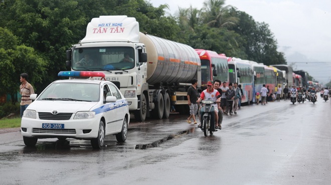 30 người chết vì mưa lũ, quốc lộ 1 bị chia cắt