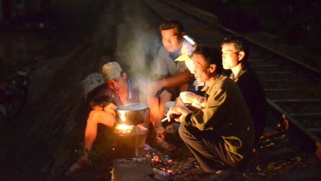 30 người chết vì mưa lũ, quốc lộ 1 bị chia cắt