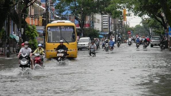 30 người chết vì mưa lũ, quốc lộ 1 bị chia cắt