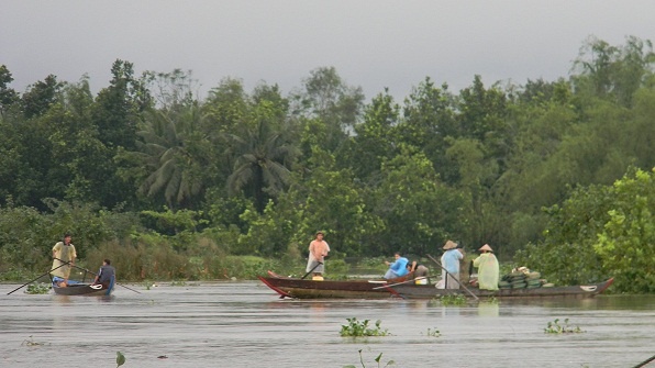 30 người chết vì mưa lũ, quốc lộ 1 bị chia cắt