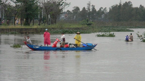 30 người chết vì mưa lũ, quốc lộ 1 bị chia cắt