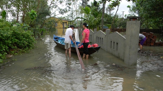 30 người chết vì mưa lũ, quốc lộ 1 bị chia cắt