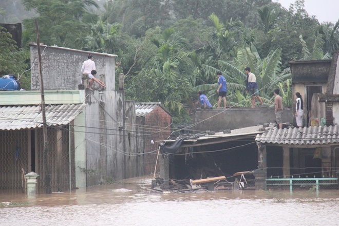 30 người chết vì mưa lũ, quốc lộ 1 bị chia cắt