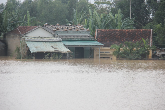 30 người chết vì mưa lũ, quốc lộ 1 bị chia cắt