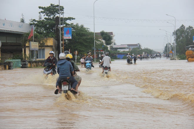 30 người chết vì mưa lũ, quốc lộ 1 bị chia cắt