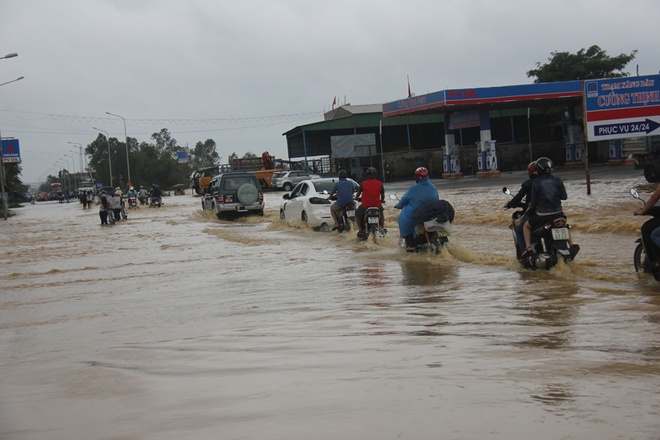 30 người chết vì mưa lũ, quốc lộ 1 bị chia cắt