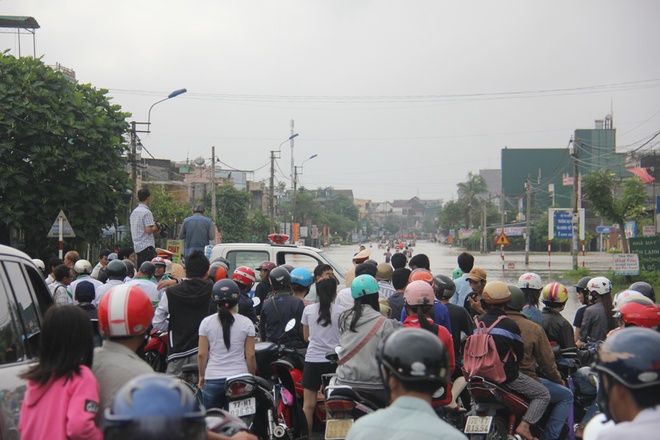 30 người chết vì mưa lũ, quốc lộ 1 bị chia cắt