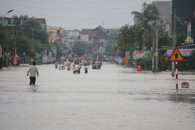 30 người chết vì mưa lũ, quốc lộ 1 bị chia cắt