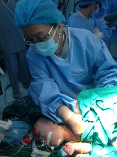 Tách rời thành công 2 em bé dính liền tim, gan ở Sài Gòn