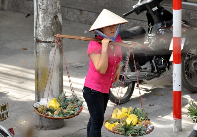 'Nữ quái' hàng rong phố cổ Hà Nội tái xuất