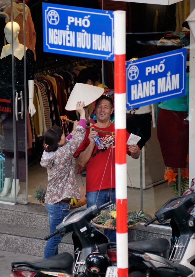 'Nữ quái' hàng rong phố cổ Hà Nội tái xuất