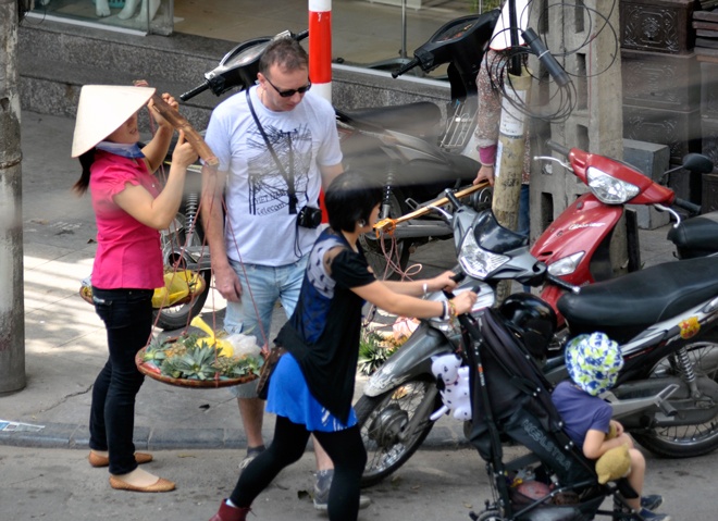 'Nữ quái' hàng rong phố cổ Hà Nội tái xuất