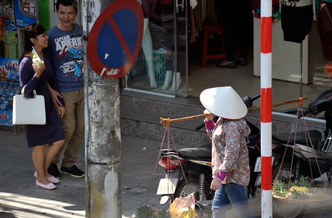 'Nữ quái' hàng rong phố cổ Hà Nội tái xuất