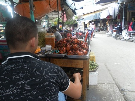 Những gian h&amp;agrave;ng b&amp;aacute;n chim quay li&amp;ecirc;n tục mọc l&amp;ecirc;n v&amp;igrave; m&amp;oacute;n ăn n&amp;agrave;y kh&amp;aacute; h&amp;uacute;t kh&amp;aacute;ch.