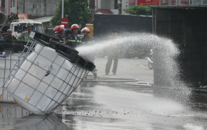 Người d&amp;amp;acirc;n khu vực chia nhau ngăn kh&amp;amp;ocirc;ng cho c&amp;amp;aacute;c xe lưu th&amp;amp;ocirc;ng qua khu vực nguy hi&amp;amp;ecirc;̉m. Cơ quan chức năng phải phong tỏa hiện trường. Đồng thời, lực lượng cảnh sát PCCC tỉnh Đồng Nai đi&amp;amp;ecirc;̀u 3 xe chữa cháy c&amp;amp;ugrave;ng hi&amp;amp;ecirc;̣n trường xịt nước tẩy rửa ax&amp;amp;iacute;t tr&amp;amp;ecirc;n đường. Khoảng 2 giờ đồng hồ th&amp;amp;igrave; hiện trường vụ tai nạn mới được giải quyết xong.