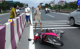 ha nam mot nguoi dan ong nam bat tinh giua duong nghi xe gay tai nan bo tron