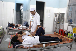 kon tum 84 benh nhi nhap vien vi uong sua an banh tu thien cua nguoi la