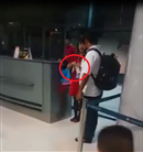 nhan vien vietjet xe ve len tau truoc mat hanh khach