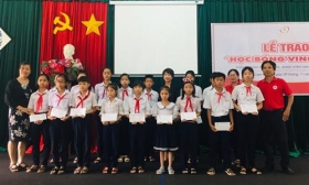 vingruop trao hoc bong cho hoc sinh ngheo hieu hoc tai khanh hoa