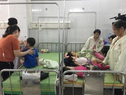 ha noi vu hon 100 tre mam non bi ngo doc hai tre nang phai chuyen tuyen nghi do nhiem vi sinh