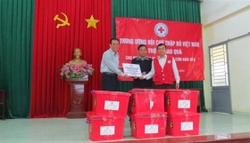 gan 240 trieu dong duoc trao tang cho nguoi dan bi anh huong con bao so 8 tai nha trang