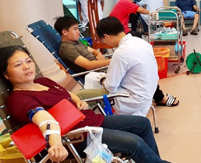 Hơn 100 người tham gia hiến m&aacute;u t&igrave;nh nguyện khẩn cấp tại Nha Trang