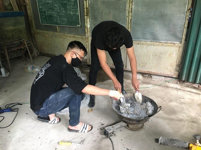 5 sinh viên trường ĐH Giao thông Vận tải làm gạch lát hè đường từ nylon rác thải