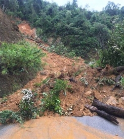 quang binh anh huong cua bao so 5 duong quoc lo sat lo nghiem trong