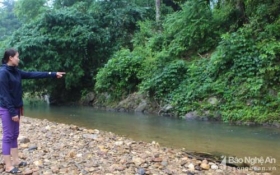 be trai 2 tuoi xuong khe suoi nhat bong bi nuoc cuon tu vong thuong tam