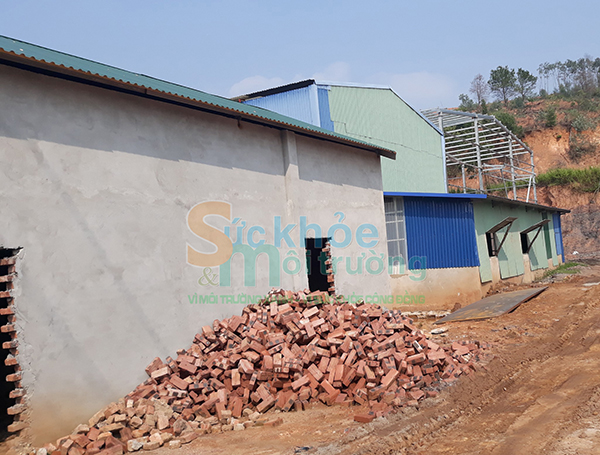 Cao Minh (TP. Ph&uacute;c Y&ecirc;n): Nhiều sai phạm tại cơ sở sản xuất keo d&aacute;n gỗ, ch&iacute;nh quyền c&oacute; &ldquo;l&agrave;m ngơ&rdquo;?