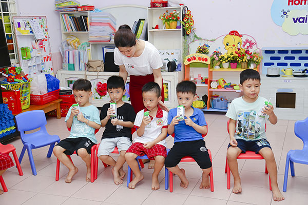 T&acirc;m sự thầy c&ocirc;: &ldquo;Để c&aacute;c con được uống sữa tại trường, vất vả hơn nhưng rất vui!&rdquo;