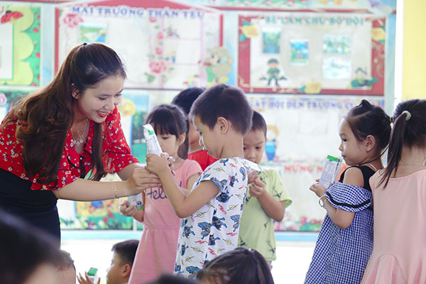 T&acirc;m sự thầy c&ocirc;: &ldquo;Để c&aacute;c con được uống sữa tại trường, vất vả hơn nhưng rất vui!&rdquo;