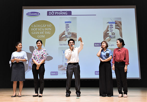 T&acirc;m sự thầy c&ocirc;: &ldquo;Để c&aacute;c con được uống sữa tại trường, vất vả hơn nhưng rất vui!&rdquo;