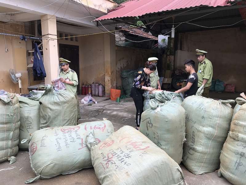 Bắt giữ 864 lọ nước hoa không có hóa đơn hợp pháp