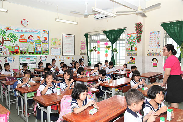 Sữa học đường TP Hồ Ch&iacute; Minh đ&atilde; bắt đầu &ldquo;v&agrave;o nhịp&rdquo; chỉ sau 2 tuần triển khai