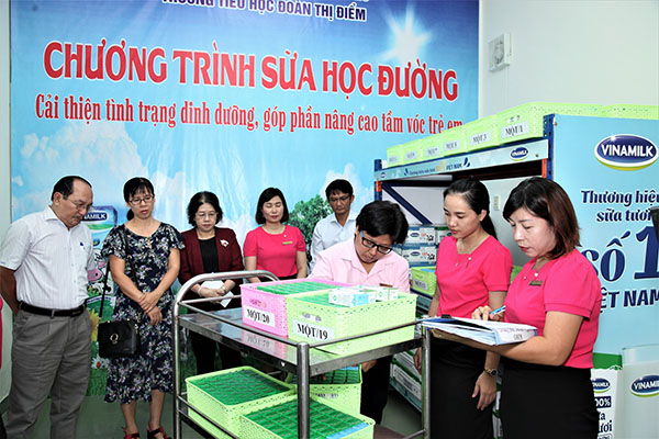 Sữa học đường TP Hồ Ch&iacute; Minh đ&atilde; bắt đầu &ldquo;v&agrave;o nhịp&rdquo; chỉ sau 2 tuần triển khai