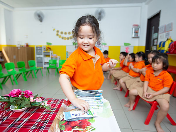 Sữa học đường TP Hồ Ch&iacute; Minh đ&atilde; bắt đầu &ldquo;v&agrave;o nhịp&rdquo; chỉ sau 2 tuần triển khai