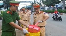 csgt tinh bac lieu thu gom don rac tren duong pho lam sach moi truong