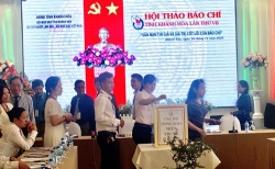 van nan tin gia va gia tri cot loi cua bao chi