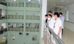 phong toa 8 khoa va trung tam cua benh vien huu nghi da khoa nghe an de chong dich