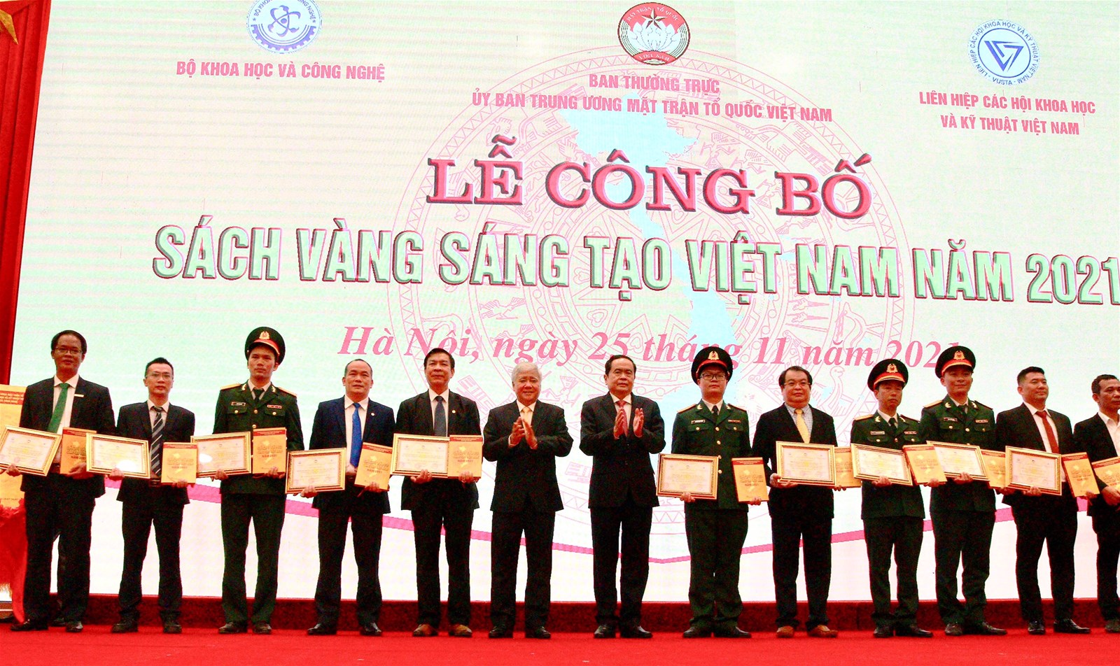 Gốm Đất Việt - đơn vị duy nhất được vinh  danh 03 công trình tiêu biểu trong sách vàng sáng tạo Việt Nam 2021