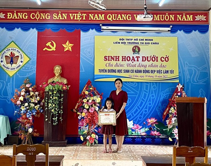 Tặng bằng khen cho học sinh lớp 1 “nhặt được của rơi, trả lại người mất”